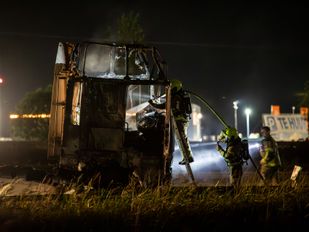 Vrachtwagen uitgebrand op snelweg A17 bij Roosendaal