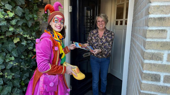 Nar Nonnie bezorgt de Leutige Sukkerpeej bij de inwoners van Peejenland.