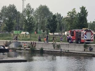 Brandweer rukt uit voor brandende sloep in Roosendaal