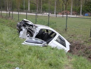 Brandweer redt vrouw en hond uit auto na ongeval in Huijbergen