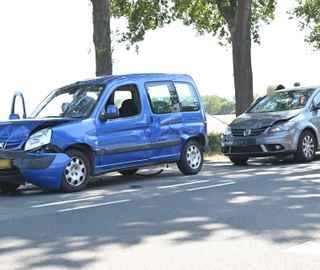 Flinke schade na botsing tussen drie auto&#8217;s in Rijsbergen