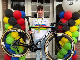 Delano Heeren (16) met zijn regenboog trui en fiets.