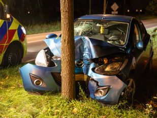 Automobiliste raakt van de weg in Klundert en botst tegen boom
