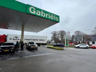 Rijen dik bij tankstations over de grens.