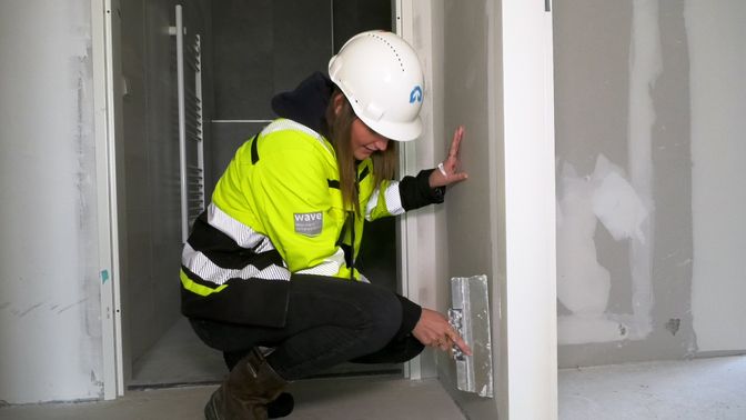 Lieke van Zitteren druk aan het werk in Etten-Leur. (Bouw)