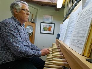 Beiaardier Toni Raats achter de toetsen van het carillon in de St. Jan in Roosendaal