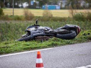 Motorrijder botst achter op auto in Roosendaal