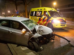 Auto botsing ravage boom bredaseweg Roosendaal ambulance