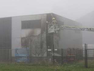 Grote brand bij verhuurbedrijf op industrieterrein Moerdijk