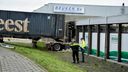 Vrachtwagen rijdt bedrijf binnen in Bergen op Zoom