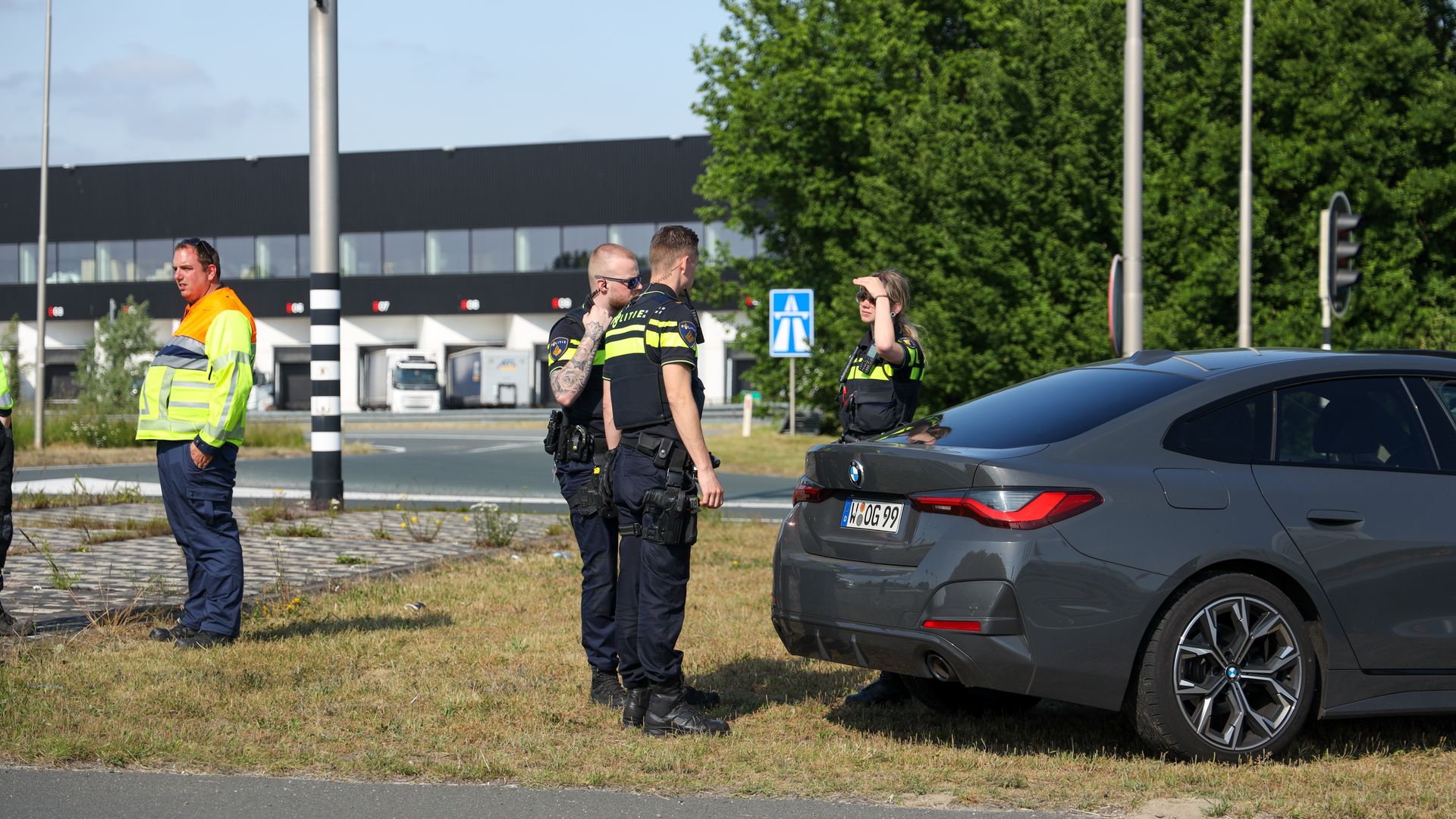 Gewonde bij ongeval oprit A17 OudGastel, Duitse auto uitgebreid onderzocht