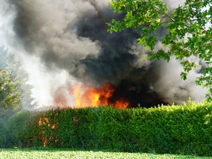 Grote uitslaande brand legt schuur in de as aan Campweg in Sint Philipsland
