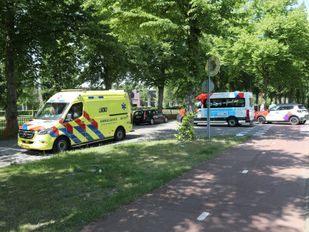 Brommerrijder gewond bij botsing met auto in Roosendaal