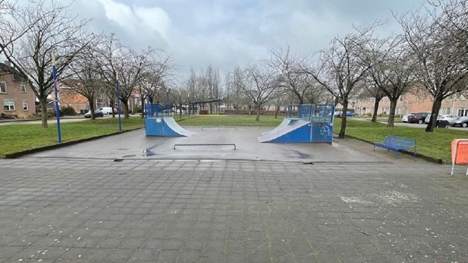 Twee blauwe ramps aan weerszijde van de skatebaan aan de Blomakker in Wouw