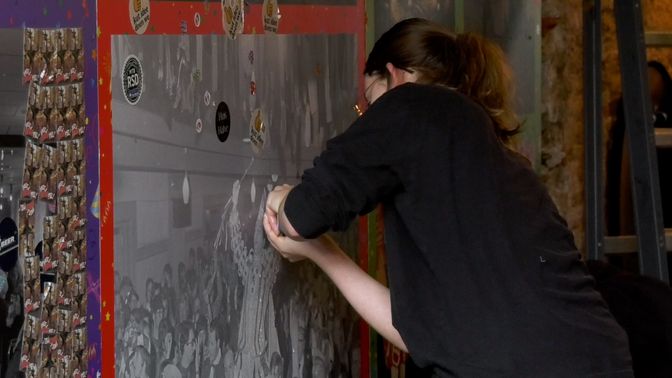 Alle stickers worden van de muur geschraapt.