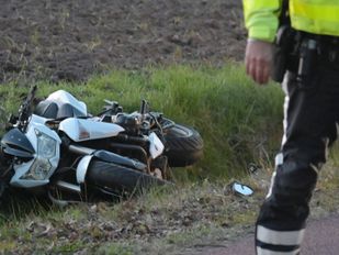 Motorrijdster komt in sloot terecht langs Zundertseweg