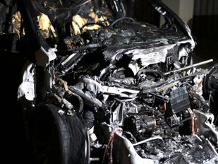 Elektrische auto aan Kasteellaan in Etten-Leur volledig uitgebrand