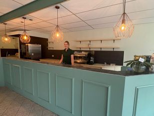 Lobke Verheijen achter de bar van haar lunchroom.