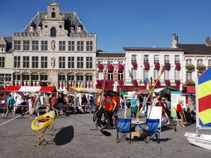 Deelnemende clubs en instellingen presenteren zichzelf tijdens Bergen op Zicht op de Markt in Bergen op Zoom