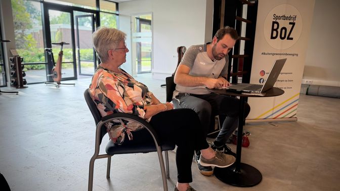Peter Koolen legt de testresultaten van de smartfloor uit.
