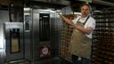 Bakker Groffen heeft nieuwe duurzame ovens: &#8216;Terug naar de tijd van opa&#8217;s en oma&#8217;s&#8217;