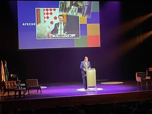 Burgemeester Han van Midden tijdens zijn slotwoord op het podium van De Kring in Roosendaal.