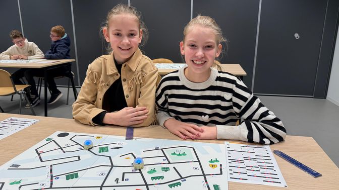 Vriendinnen Brechtje en Suze tijdens het Pop-up Maaklab in Rucphen.