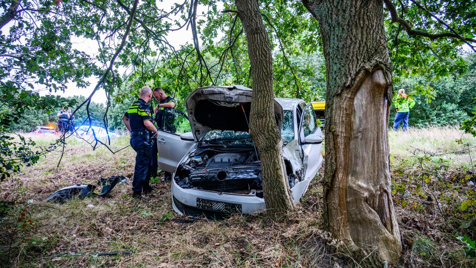 Forse schade en gewonde nadat auto van de weg raakt