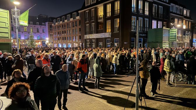Er komen ruim driehonderd bezoekers af op het lichtspektakel, maar moeten tegen de klok van 22:00 uur helaas weer naar huis.