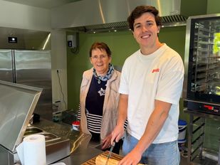 In de achtertuin van zijn oma is Nick Buiks een broodjeszaak begonnen.
