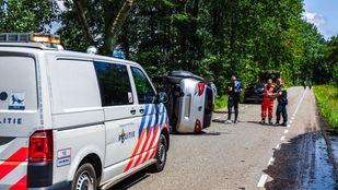 auto belandt op zijkant bergen op zoom