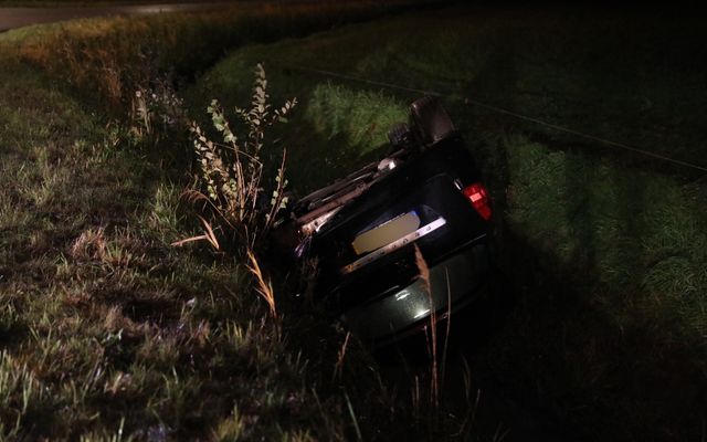 Inzittenden van auto gevlucht na crash in sloot
