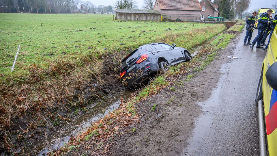 Auto belandt in sloot op Molendreef in Schijf