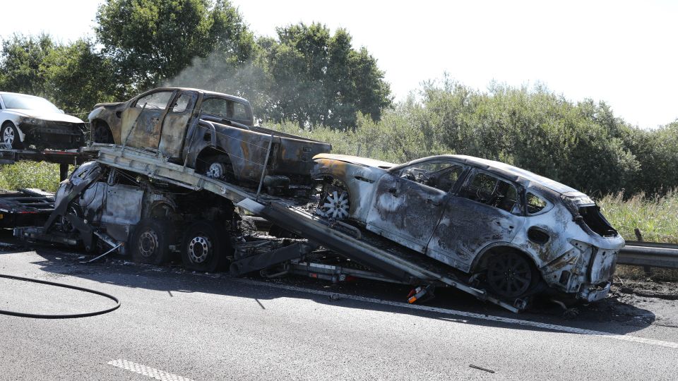 Auto&#8217;s op transporter in brand op A58 bij Wouwse Plantage, snelweg afgesloten