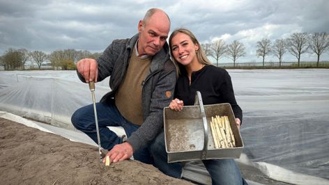 Vader Gilbert met dochter Janske op het aspergeveld.