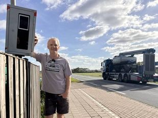 Lowie zet zelfgemaakte flitspaal in tuin: &#8216;Ze rijden hier soms zeker 120 tot 140 km/u&#8217;