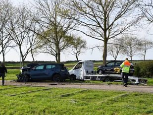 Automobilist veroorzaakt ravage op Oesterdam bij Tholen