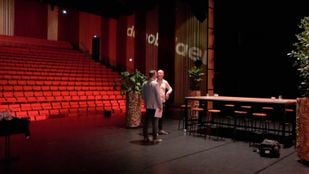 Wethouder Rene Verwijmeren en directeur Wim Staassens (rechts) in de grote zaal van de Nobelaer.