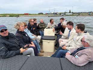 Gemeenteraad bezoekt watersport&shy;verenigingen Binnenschelde om te praten over toekomst