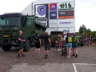 Militaire voertuigen nemen kinderen mee in ontwerp corsowagen buurtschap &#8217;t Stuk