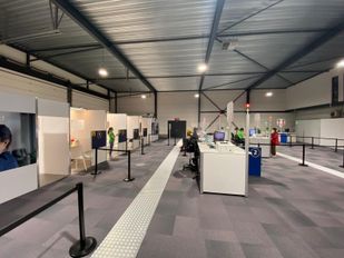Hangar van Breda Airport gevuld met prikposten voor coronavaccinatie
