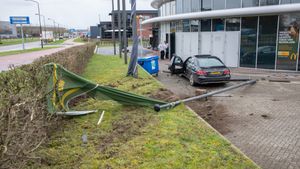 Auto raakt van weg en komt tot stilstand in McDrive