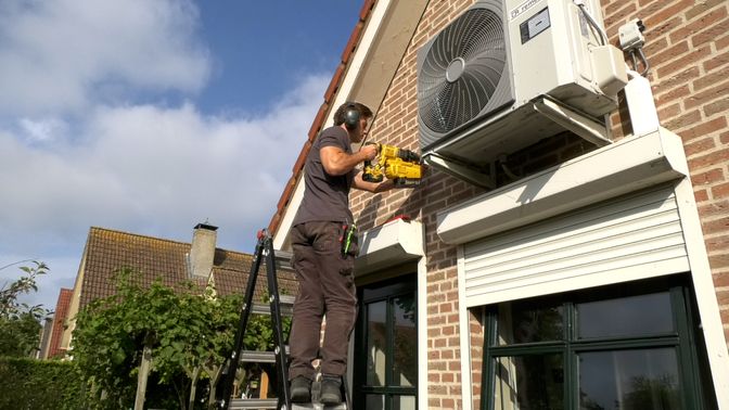 Samen met zoon Cas (23) hangt Bernard airco's in de regio.