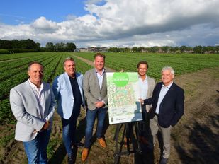 Samen op de plek waar Bosvenne moet komen. Van links naar rechts: Joris Martens en Jacco Snepvangers (allebei Van Agtmaal), de wethouders Thomas Melisse en Hans Wierikx en Wim van de Kerkhof (Ruimte voor Ruimte).