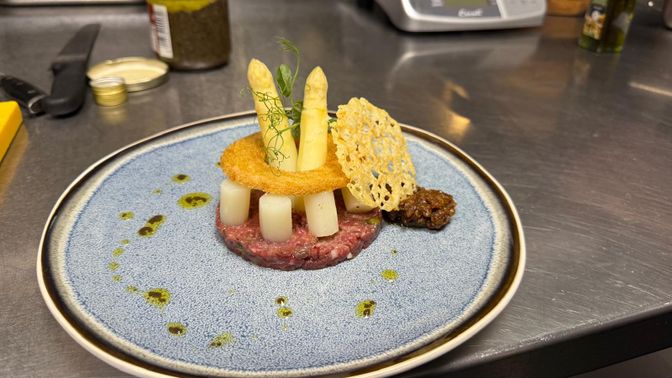 De steektartaar met asperges van Brasserie Tartaar Etten-Leur.