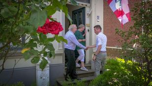 Het huis van Kees Daleboudt en Anne-Marie Visser aan de Dorpstraat in Ossendrecht kreeg dit jaar als eerste woning een gemeente monumentenstatus. Wethouder Van Agtmaal feliciteert de bewoners.