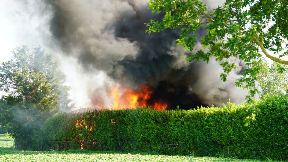 Grote uitslaande brand legt schuur in de as aan Campweg in Sint Philipsland