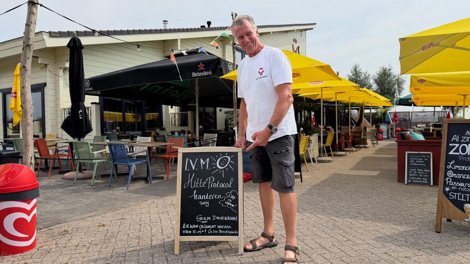 Vrijdag moest Ton de zwemplas nog sluiten wegens code rood. Zatedag kunnen de bezoekers weer het water in.