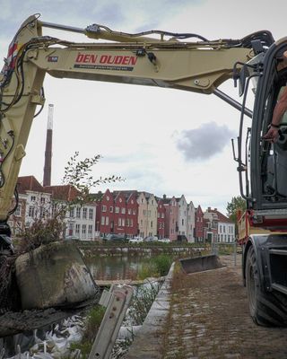 Zandzakken verdwijnen na ruim vijf jaar: herstel oude kademuren in Bergen op Zoom gaat van start