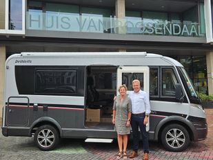 Burgemeester Mark Buijs en zijn vrouw Christel trekken met een camper de wijken en dorpen in om informeel kennis te maken met de inwoners.